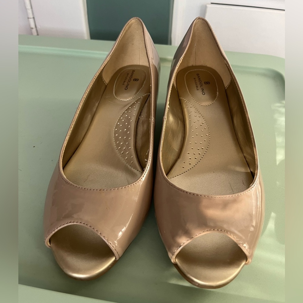 NWOT BANDOLINO Candra Womens Patent Leather Dressy Wedge Heels, Cafe Latte, 10 - Picture 2 of 5